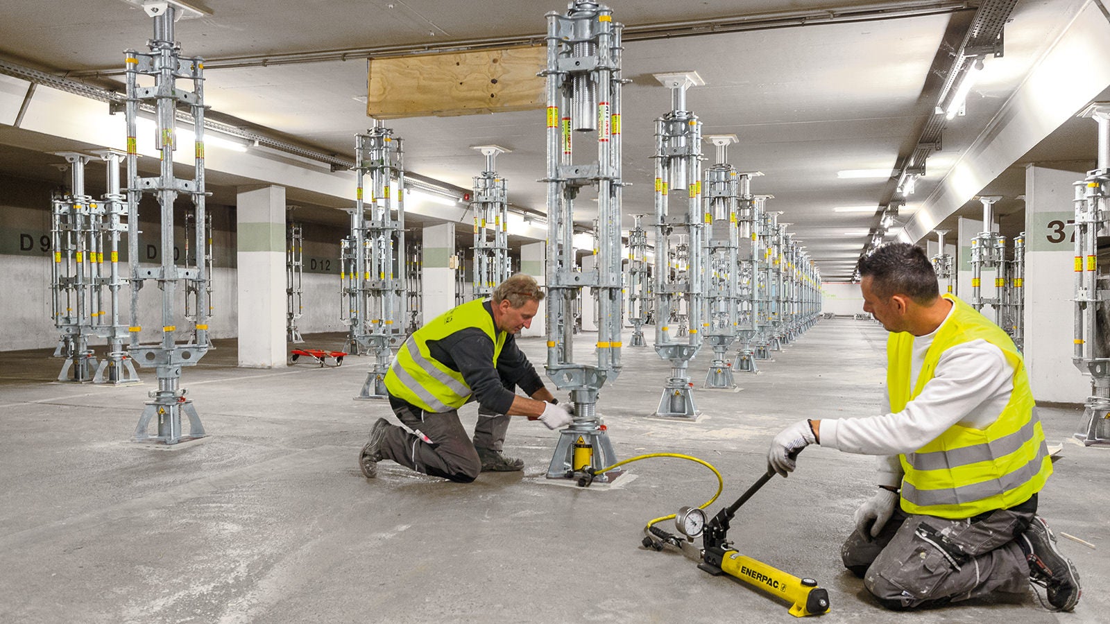 Controlled release under load through the hydraulic cylinder in the base