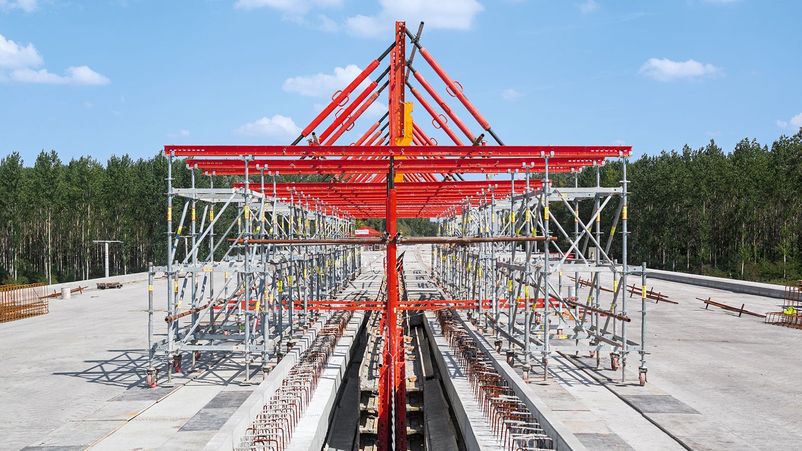 The internal cantilevered parapets of the two separate carriageways are efficiently formed by means of an intelligently planned, movable solution: both sets of formwork are suspended on a construction consisting of VARIOKIT and PERI Up system components which can quickly be moved to the next concreting section.