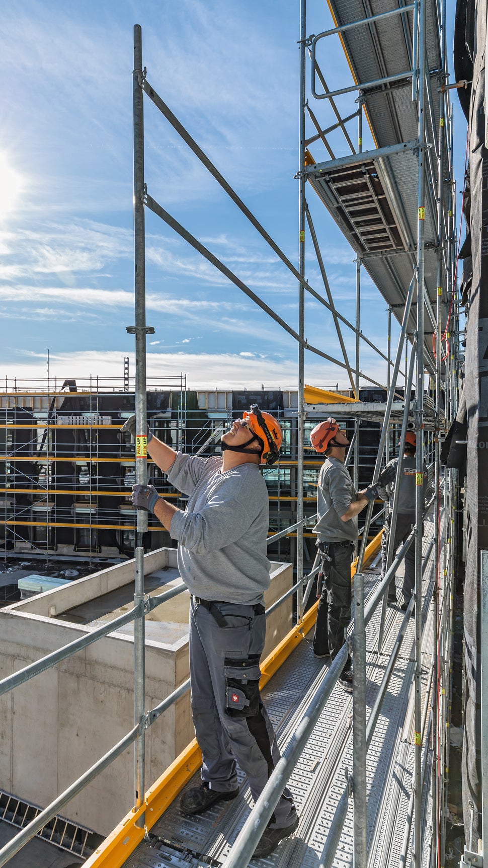 Die in das Gerüstsystem integrierte vorlaufende Geländermontage gewährleistet eine hohe Sicherheit schon während des Aufbaus auf der Baustelle.