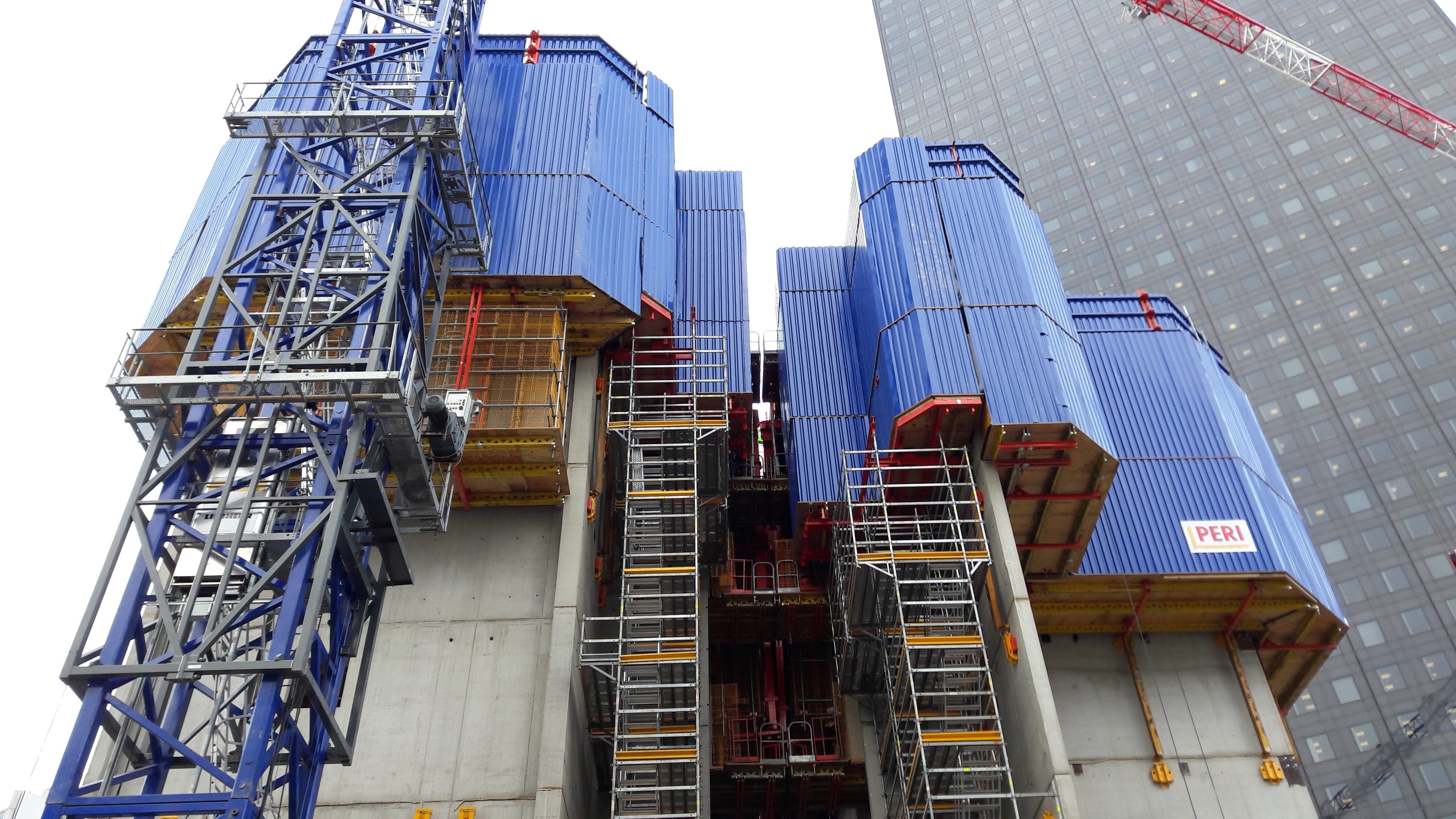 Noyau de la Tour Trinity : 32 cellules auto-grimpantes ACS, et volées d'escaliers d'accès en PERI UP Flex