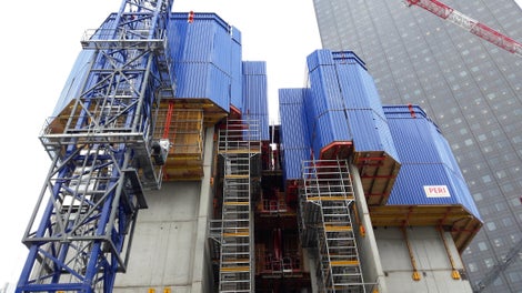 Noyau de la Tour Trinity : 32 cellules auto-grimpantes ACS, et volées d&#039;escaliers d&#039;accès en PERI UP Flex