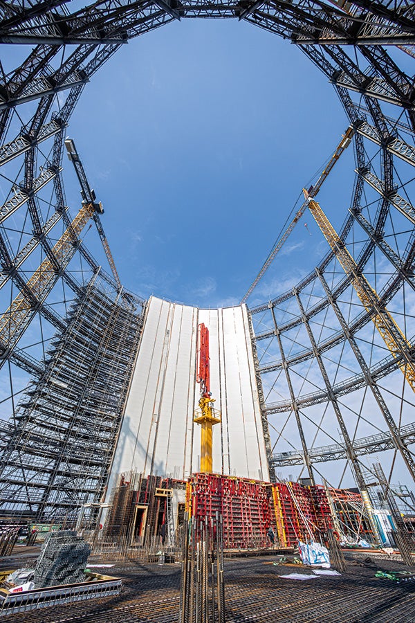 The 75-m-high historic steel structure of the industrial landmark was sandblasted and provided with corrosion prevention. 