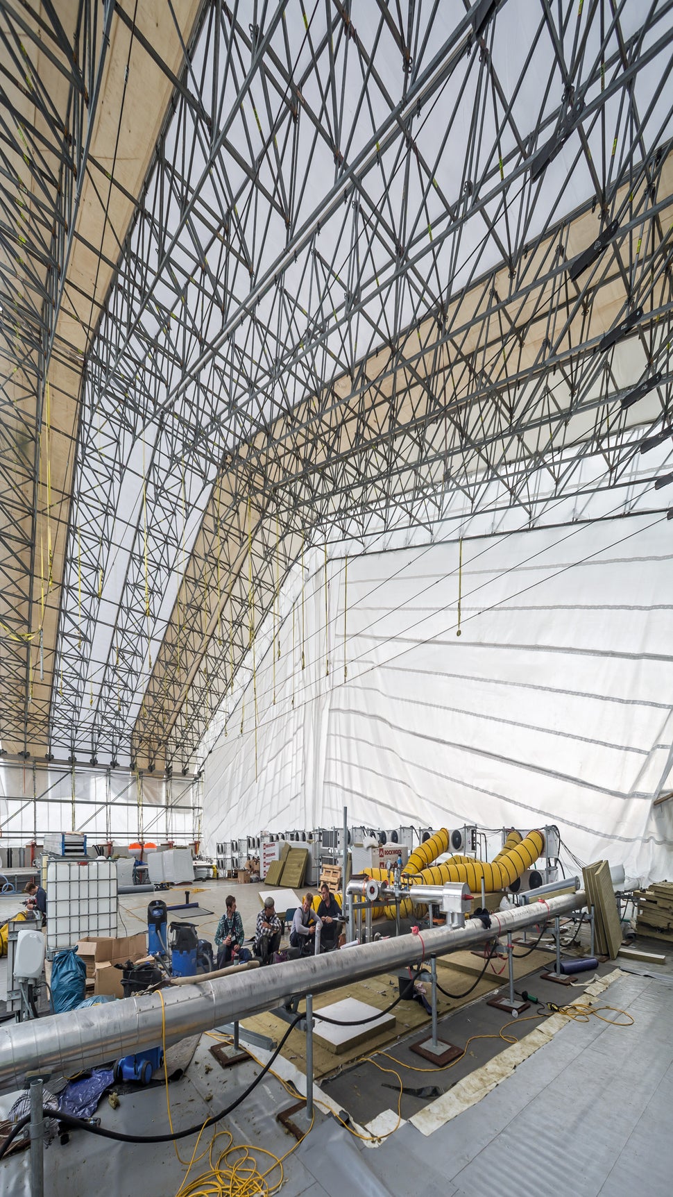 Die Kederplanen lassen sich mit einer leicht laufenden Vorrichtung von einer Rolle über die gesamte Breite gleichmäßig einziehen.<br/>