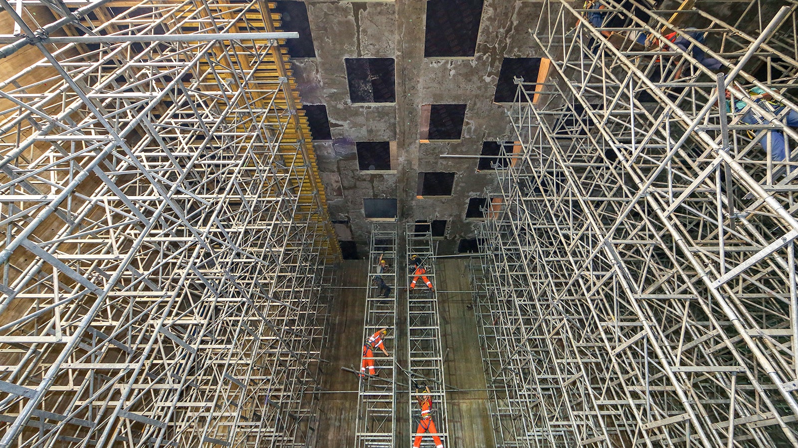 Demontaż wież podporowych ST 100 o wysokości 11,1 m w Hali Wystawy.