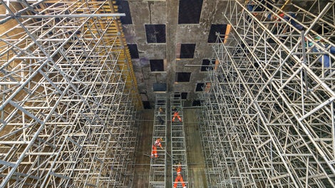 Demontaż wież podporowych ST 100 o wysokości 11,1 m w Hali Wystawy.