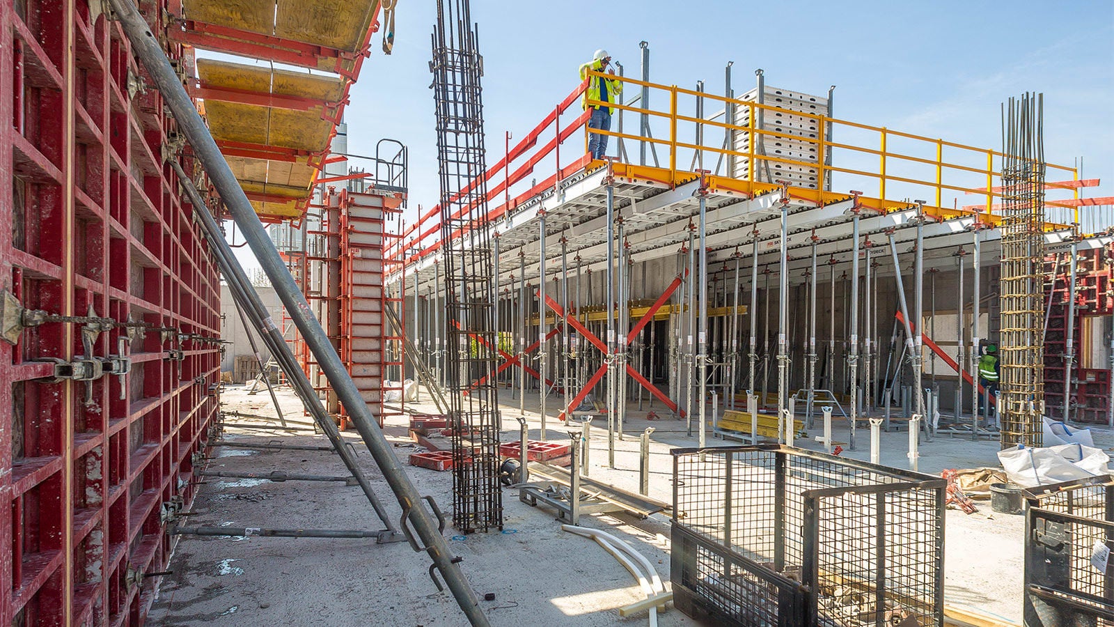 Die umfassende PERI Lösung auf Basis der MAXIMO Rahmenschalung, der QUATTRO Säulenschalung und der SKYDECK Paneel‑Deckenschalung unterstützt den raschen Baufortschritt mit hoher Sicherheit.