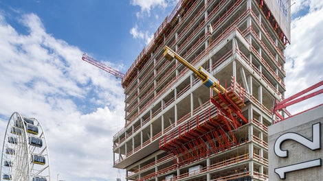 Nach Erreichen der Eigentragfähigkeit des Gebäudes wurden die etwa 5 t schweren VARIOKIT Fachwerkeinheiten mit einer speziellen Umsetztraverse ausgefahren.