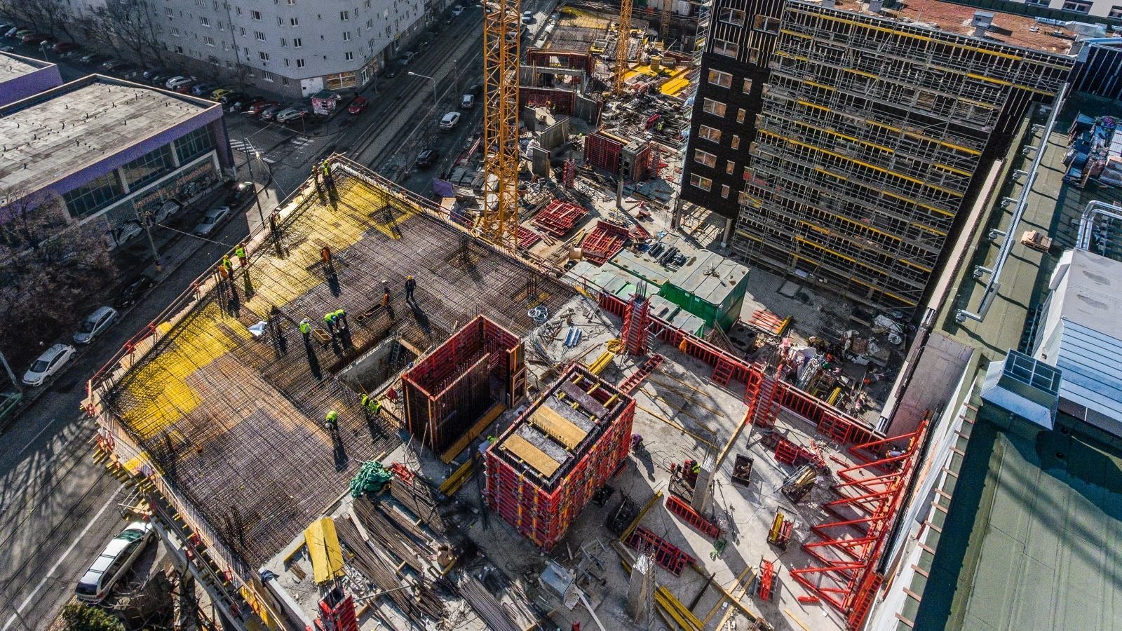 Stropy, prievlaky a hlavice boli debnené sropným systémom MULTIFLEX v kombinácii s podperným systémom ST 100, kvôli stabilite stropného systému a z dôvodu šikmej základovej dosky. Vo výťahových šachtách boli nasadené BR lávky s podvesnými plošinami a debnenie TRIO