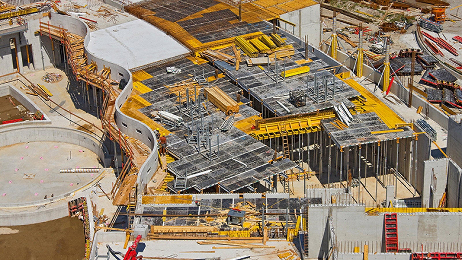 For the floor slabs up to 55 cm thick and 5 m ceiling heights, the construction site team used SKYDECK panel slab formwork with dropheads.