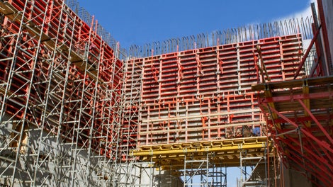 Внутри здания монтаж стеновой опалубки велся на башнях ST 100. 