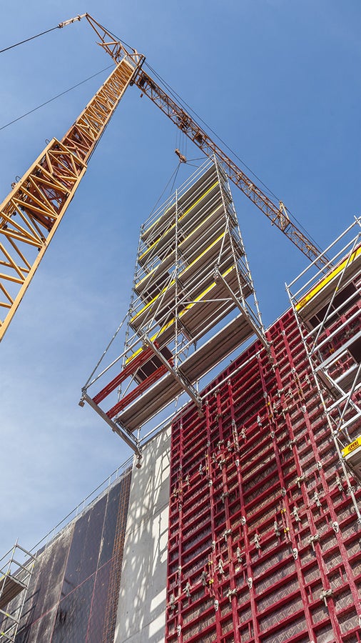 Kurze Kranspiele: Auch die über 10 m hohen PERI UP Bewehrungsgerüste waren als kranversetzbare Umsetzeinheiten ausgebildet.