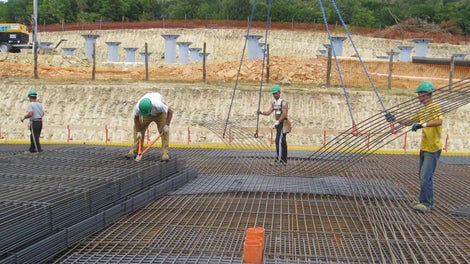 Il secondo giorno giorno è stato dedicato alla posa dell’armatura in acciaio, costituita da reti monodirezionali ordite in due direzioni<br/>ortogonali