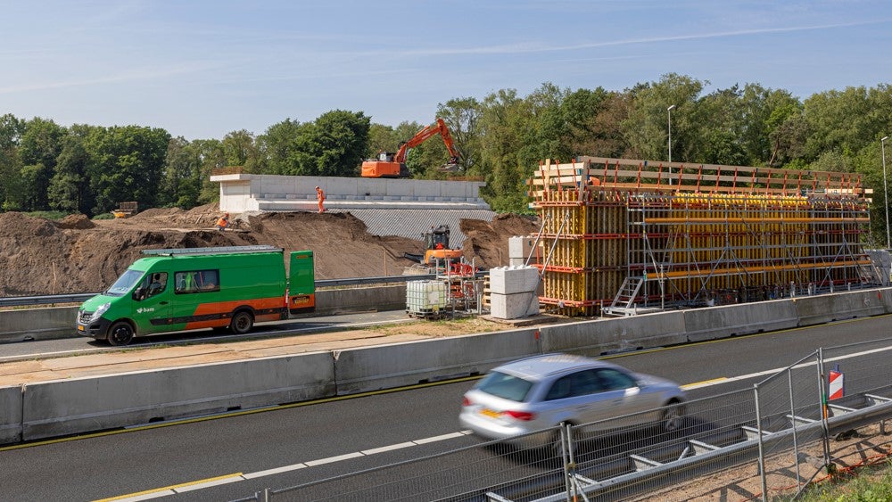 Een VARIO GT 24 schoonwandkist voor het storten van de middenpijler in de middenberm. De bekisting wordt geplaatst terwijl de weg in bedrijf blijft.