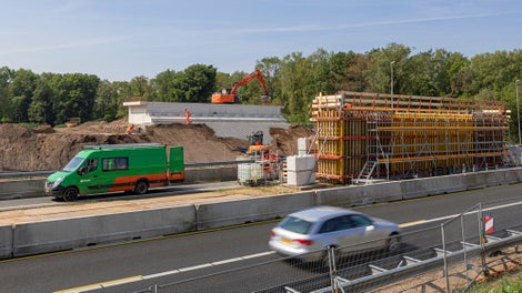 Een VARIO GT 24 schoonwandkist voor het storten van de middenpijler in de middenberm. De bekisting wordt geplaatst terwijl de weg in bedrijf blijft.