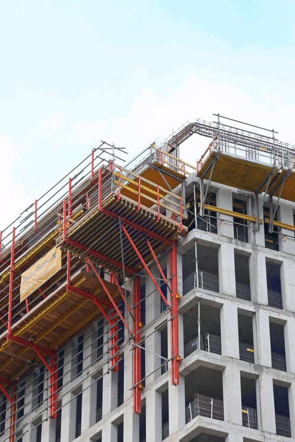 Wysuwnica PERI RCS idealnie spełniła swoje zadanie: materiał nie zalegał w obrębie stanowisk roboczych i był sprawnie transportowany na kolejne kondygnacje. 