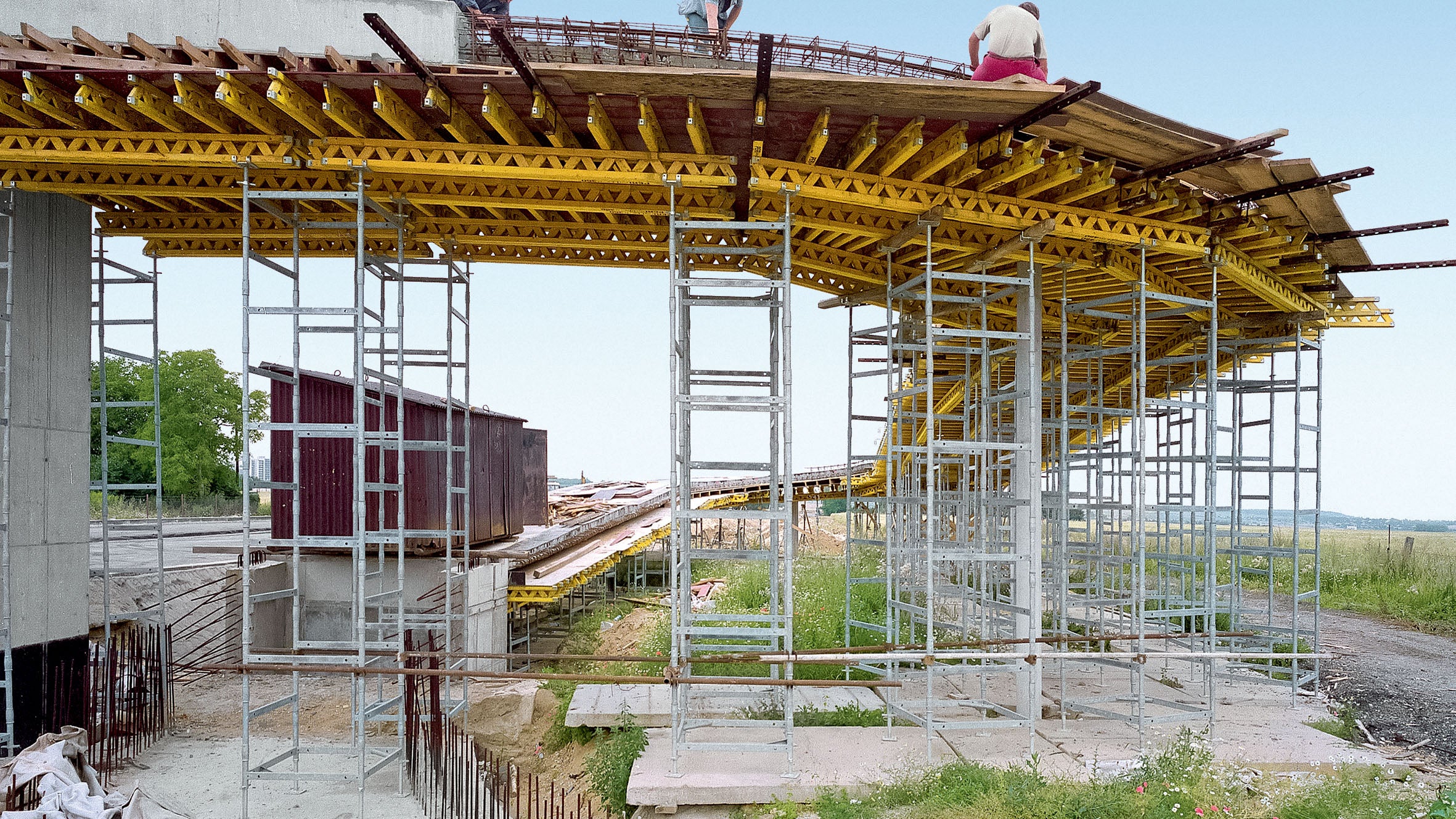 <p>Složit&amp;eacute; podskružen&amp;iacute; s věžemi ST 100 a př&amp;iacute;hradov&amp;yacute;mi nosn&amp;iacute;ky GT 24 umožnily hospod&amp;aacute;rnou a rychlou v&amp;yacute;stavbu.</p><br/>
