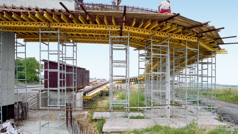 <p>Složit&amp;eacute; podskružen&amp;iacute; s věžemi ST 100 a př&amp;iacute;hradov&amp;yacute;mi nosn&amp;iacute;ky GT 24 umožnily hospod&amp;aacute;rnou a rychlou v&amp;yacute;stavbu.</p><br/>