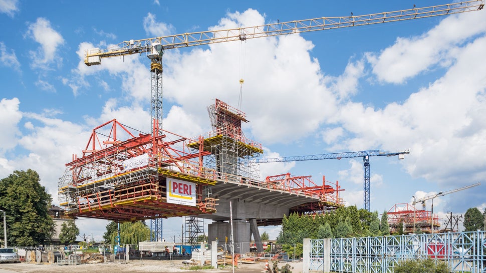 Zahvaljujući detaljnom projektiranju PERI inženjera i visokoj fleksibilnosti PERI krletke gornja konstrukcija ovješenog mosta izvedena je pravovremeno. 