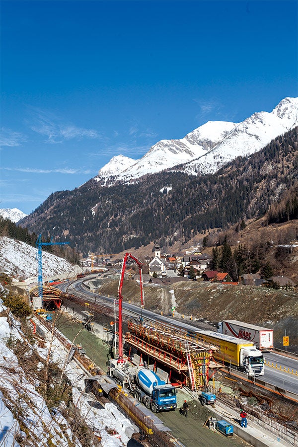 Com a ajuda da solução de formas para túnel VARIOKIT, seções de 25 m de comprimento do arco do túnel poderiam ser concretadas em ciclos regulares de 4 dias.