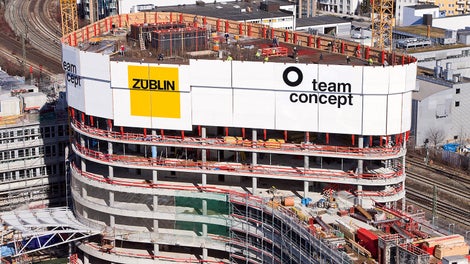 Die RCS Kletterschutzwand bietet mit einer vollständigen Einhausung der obersten Geschosse Schutz vor Wind und Wetter – und steigert die Arbeitsproduktivität.