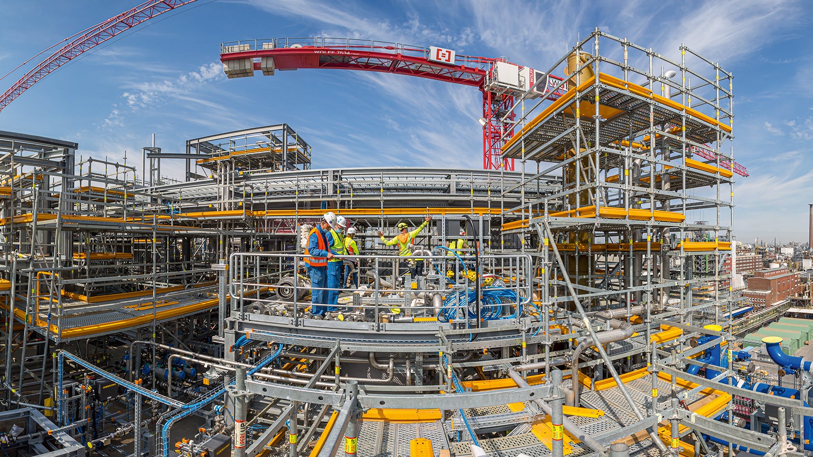 At peak times, up to 1,300 t of PERI system material were in use on a daily basis.