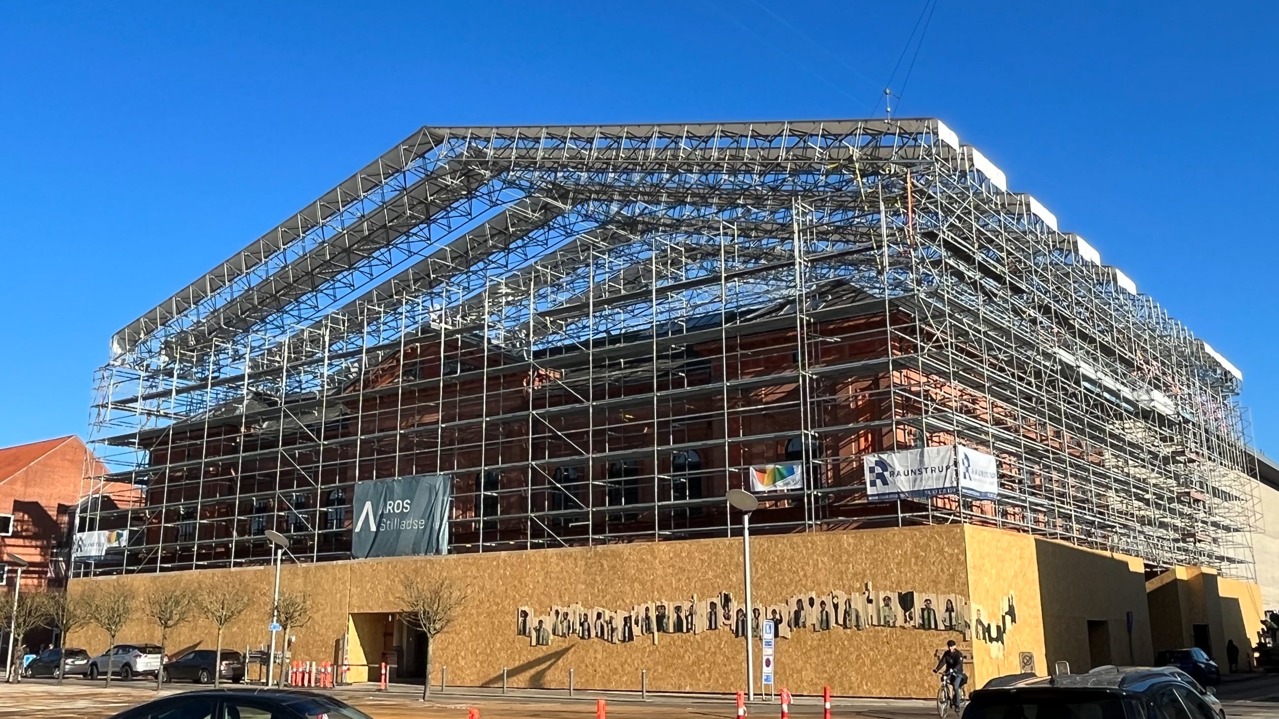 Når det over 100 år gamle ikoniske Kulturhus i Randers skal totalrenoveres, kræver det både special-stilladsopstilling og tyske ingeniørers præcision.