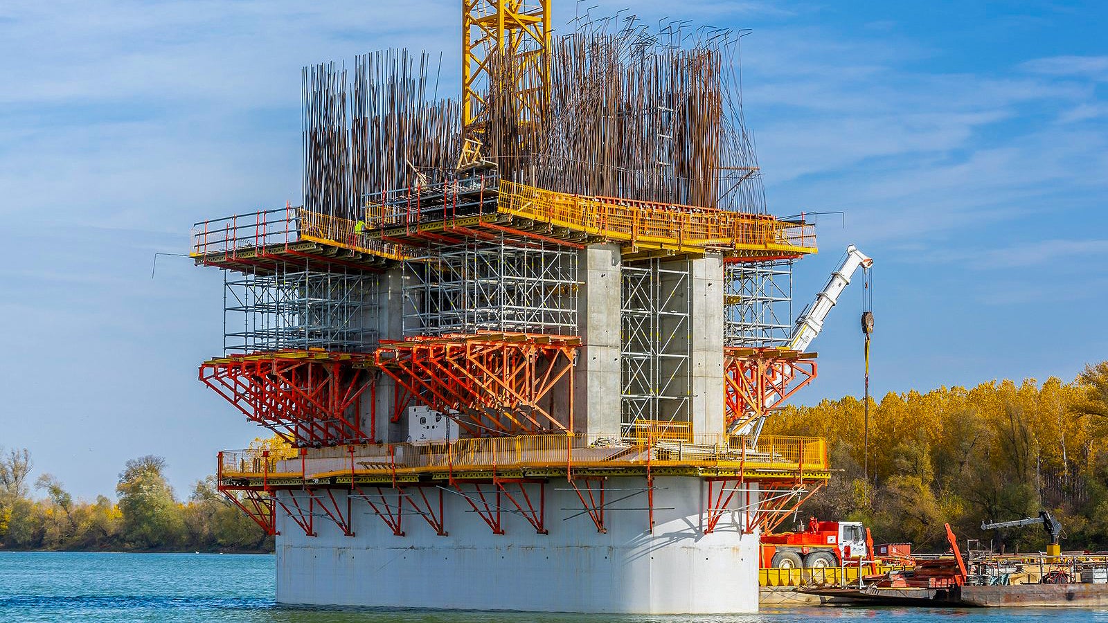 Podkonstrukcija startera sastoji se od horizontalno pozicioniranih SB ramova u kombinaciji sa Rosett tornjevima. Oplata stranica je formirana od TRIO panela.