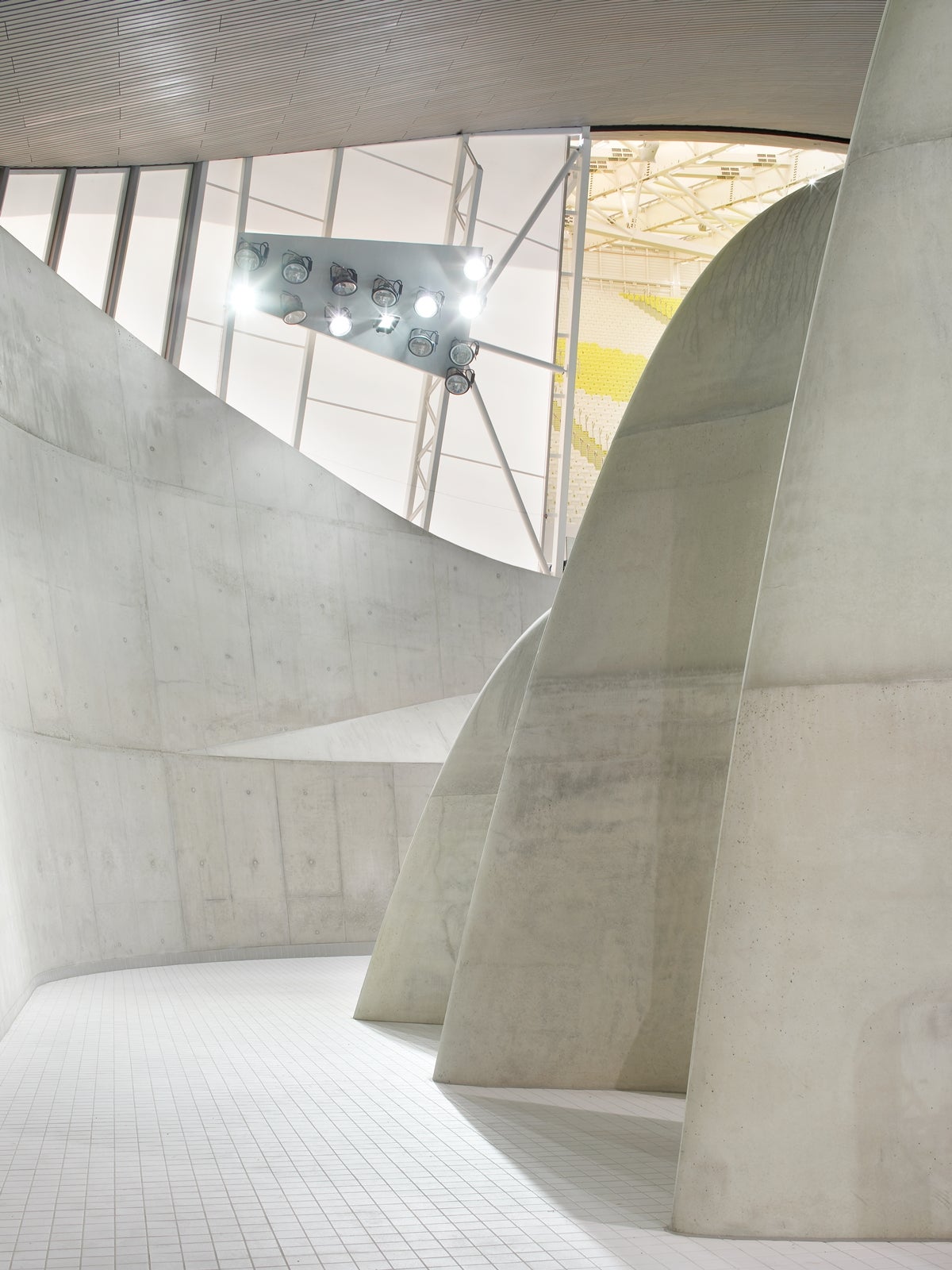 型枠の立体図形は用途に合わせ、工事現場へ納品されました。PERIUP ロゼット の支保工によって200 種類以上の立体図形型枠が現場にて完全な三次元の型枠構造に組み立てられました。