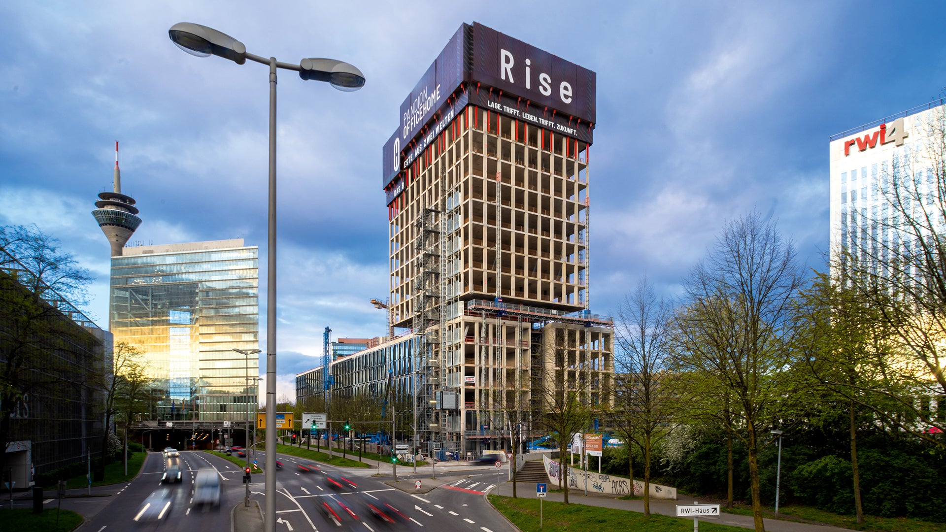 Das 70 m hohe PANDION Officehome Rise bietet ab 2025 ein modernes Arbeitsumfeld in zentraler Lage von Düsseldorf.
