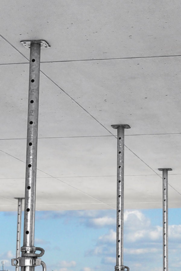 Using the lowering head keeps the shuttering time to a minimum. The panels can be struck within a short space of time and can then be used for the next section together with the heads.