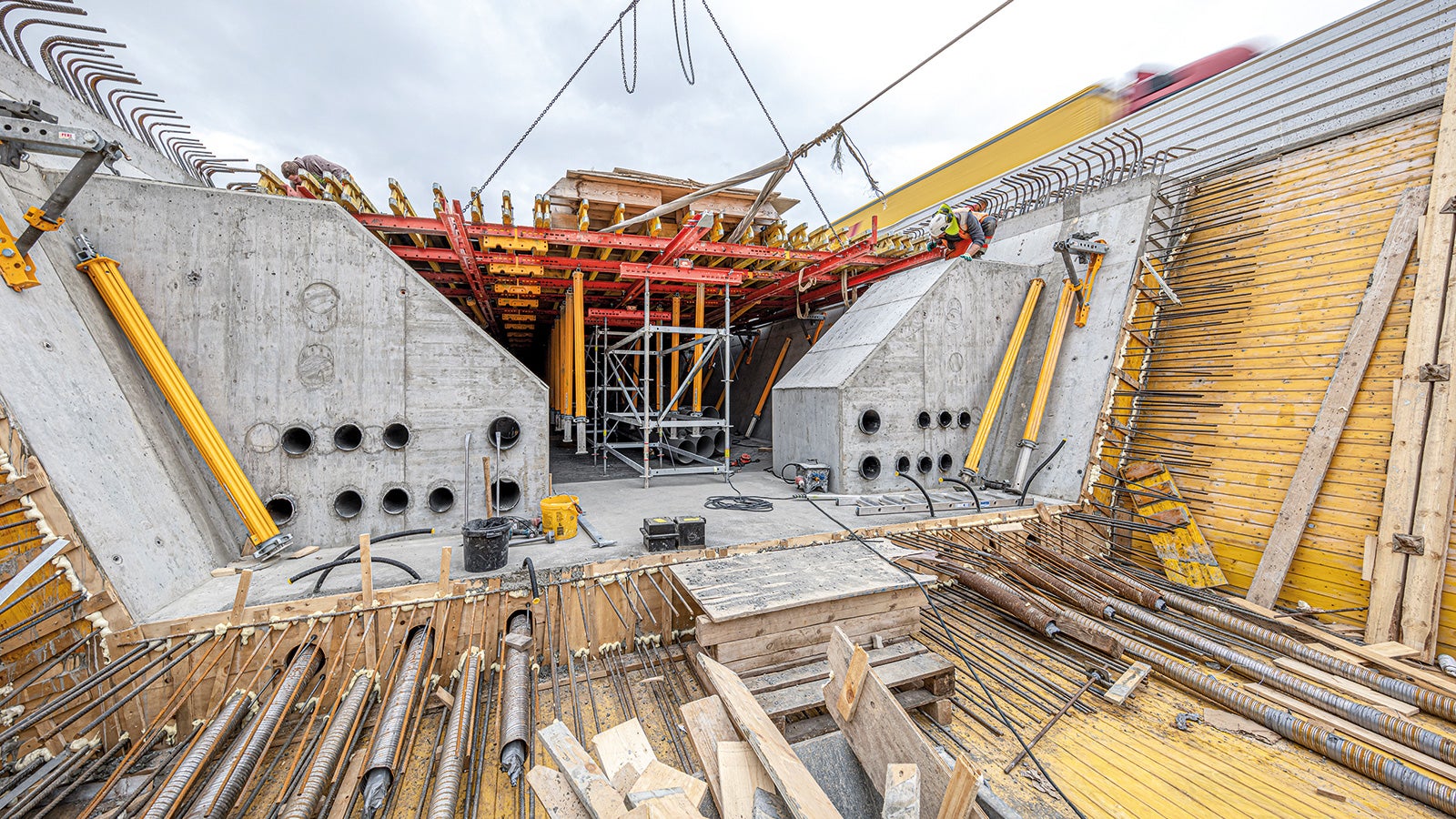 Der optimierte Ein- und Ausschalmechanismus beschleunigt die Arbeitsabläufe und gibt die Schalung schneller wieder für zeitkritische Arbeiten im Bauablauf frei.