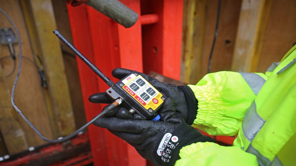 Reaaliaikaisen seurannan avulla voidaan tehdä tietoon perustuvia päätöksiä vastauksena työmaan haasteisiin. 