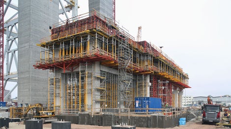 Widok podparcia przygotowanej do betonowania górnej płyty maszynowni.