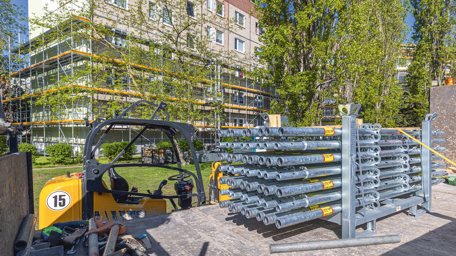 Anpassungsfähig: Mit der flexiblen Stielbauweise des PERI UP Gerüstbaukastens findet sich für nahezu jede Fassadeneinrüstung die passende Systemlösung.