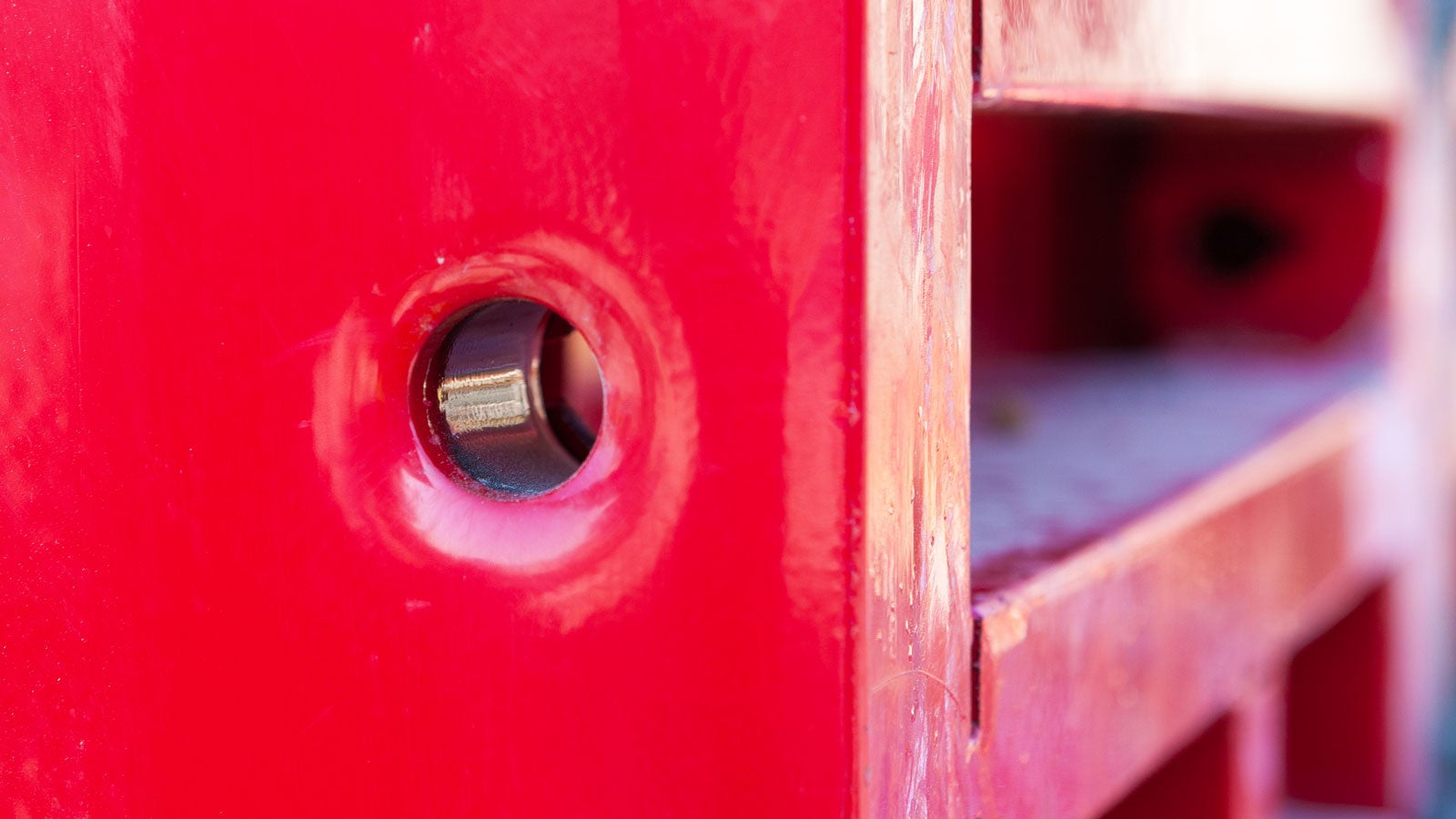 У всех стандартных элементов TRIO MR в торцах есть специальные отверстия TRS. Теперь можно сократить использование бруса на внешних углах и торцах стен. А также избежать использование дорогостоящей оснастки.