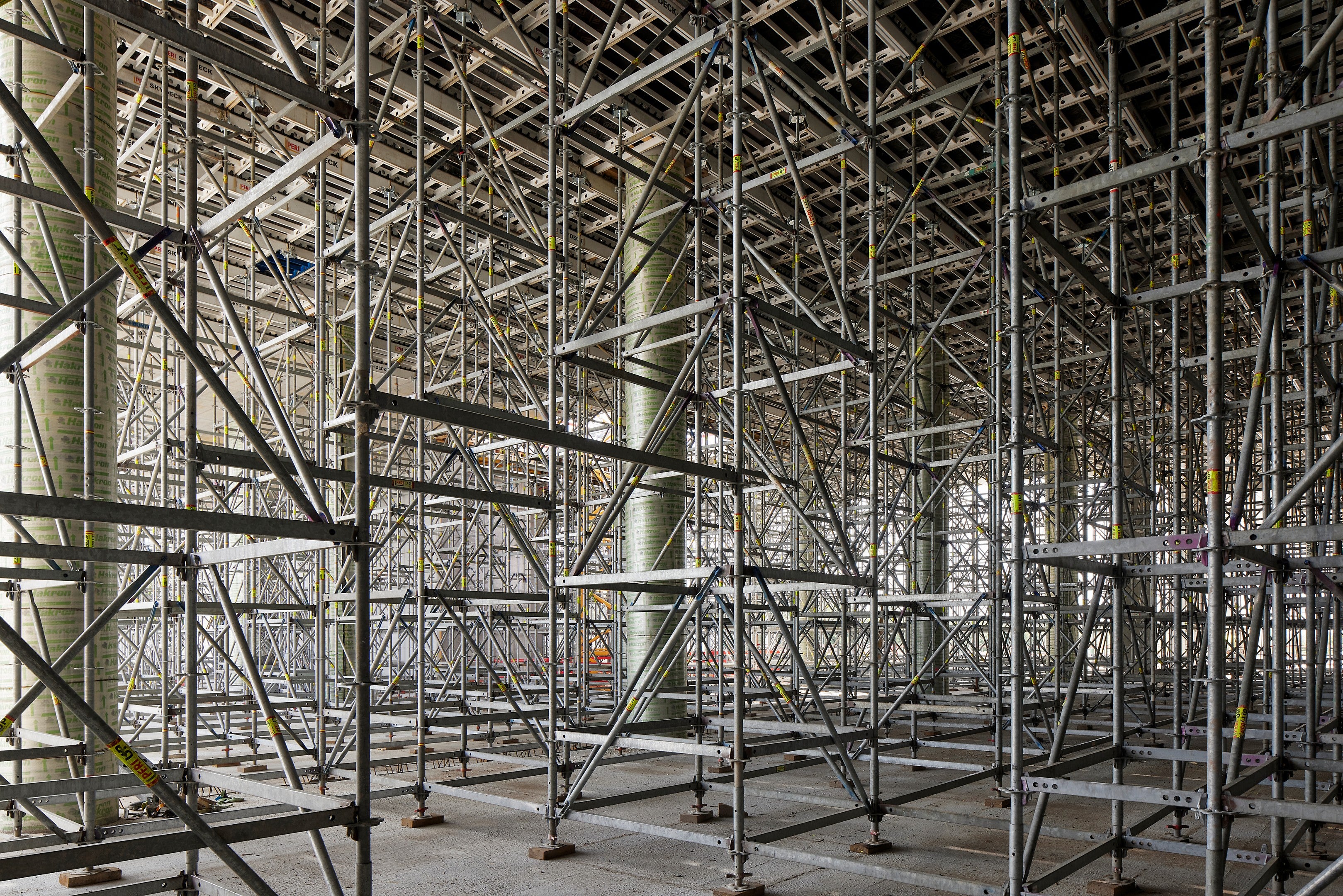 PERI UP Flex is het universele modulaire stellingsysteem voor een ruime waaier aan toepassingen. Bij gebruik als ondersteuning, biedt het rastersysteem van 25 en 50 cm maximale flexibiliteit om verschillende vormen en belastingen te ondersteunen