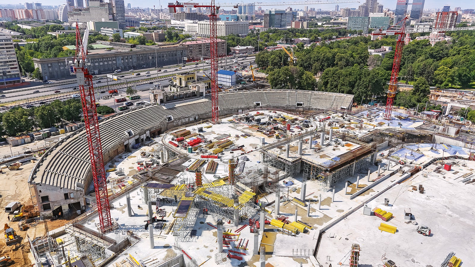 Для сложных участков бетонирования прямых стен, где стыковка запланирована под острым углом, применялась опалубка TRIO с шарнирными углами. Для круглых стен использовалась система RUNDFLEX. Она же, но в сочетании с SB рамами для одностороннего бетонирования, применялась для усиления конструкции исторической западной трибуны стадиона.