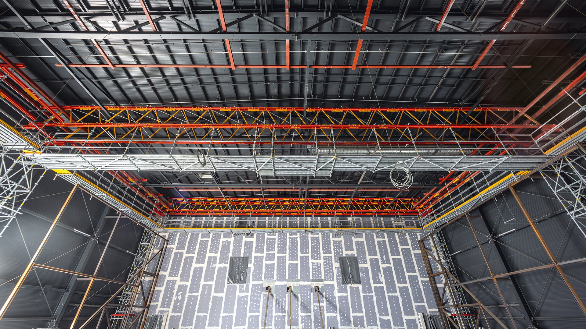 Trotz der hohen Tragfähigkeit der weit gespannten VARIOKIT Fachwerkträger konnten diese mithilfe handlicher Systembauteile von Hand montiert werden.