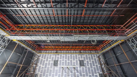 Trotz der hohen Tragfähigkeit der weit gespannten VARIOKIT Fachwerkträger konnten diese mithilfe handlicher Systembauteile von Hand montiert werden.