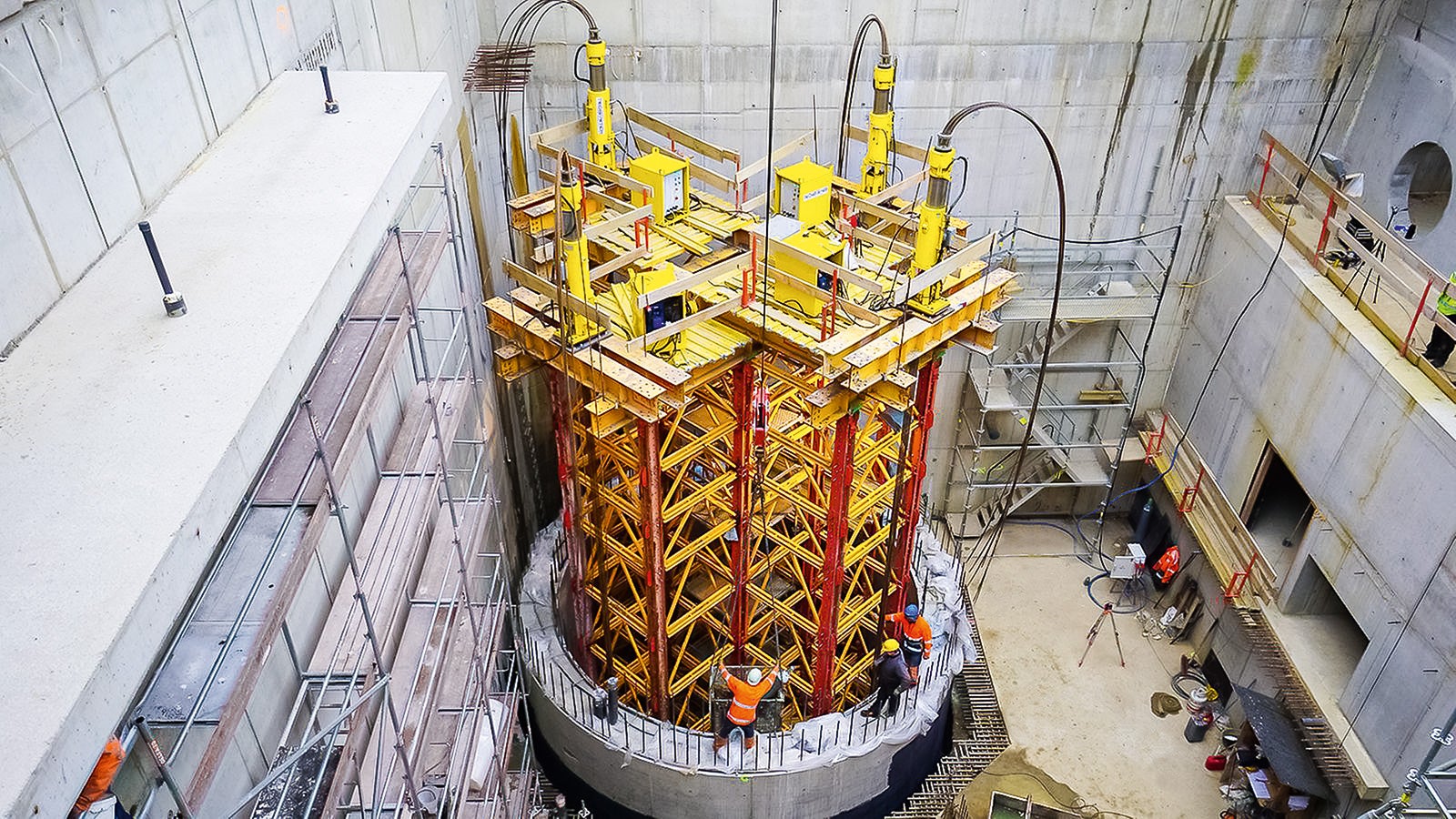 For the diving tube with a total depth of 40.50 m, pre-assembled VARIO GT 24 Girder Wall Formwork was used. The greatest construction challenge of the project was the concreting of the tube rings with an outer diameter of 8.50 metres, which was executed as a monolithic design in steps of 4.00 metres each. 