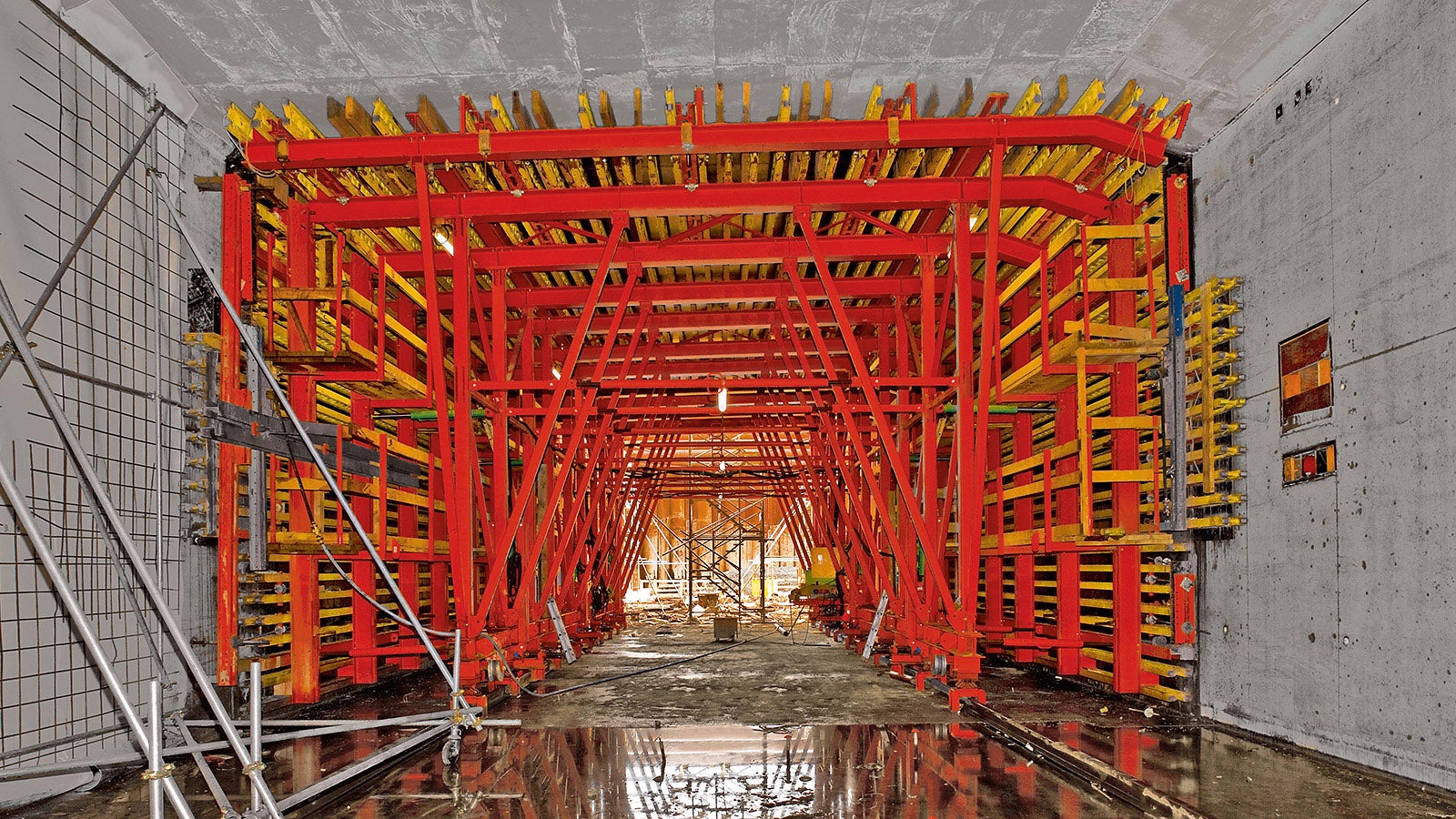 PERI engineers developed two customized special carriages which allowed the construction of the 28 concreting sections, each 20 m long, in regular six-day cycles.