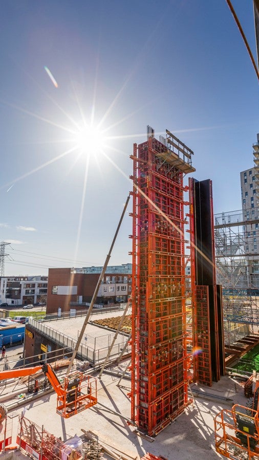 Voor de betonwerken maakt RED Betonbouw gebruik van de MAXIMO bekisting van PERI. De kolommen hebben een hoogte van maar liefst 15 meter.