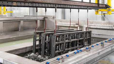 In the 55 m3 dip tank, formwork and other steel components are coated at room temperature to save energy.