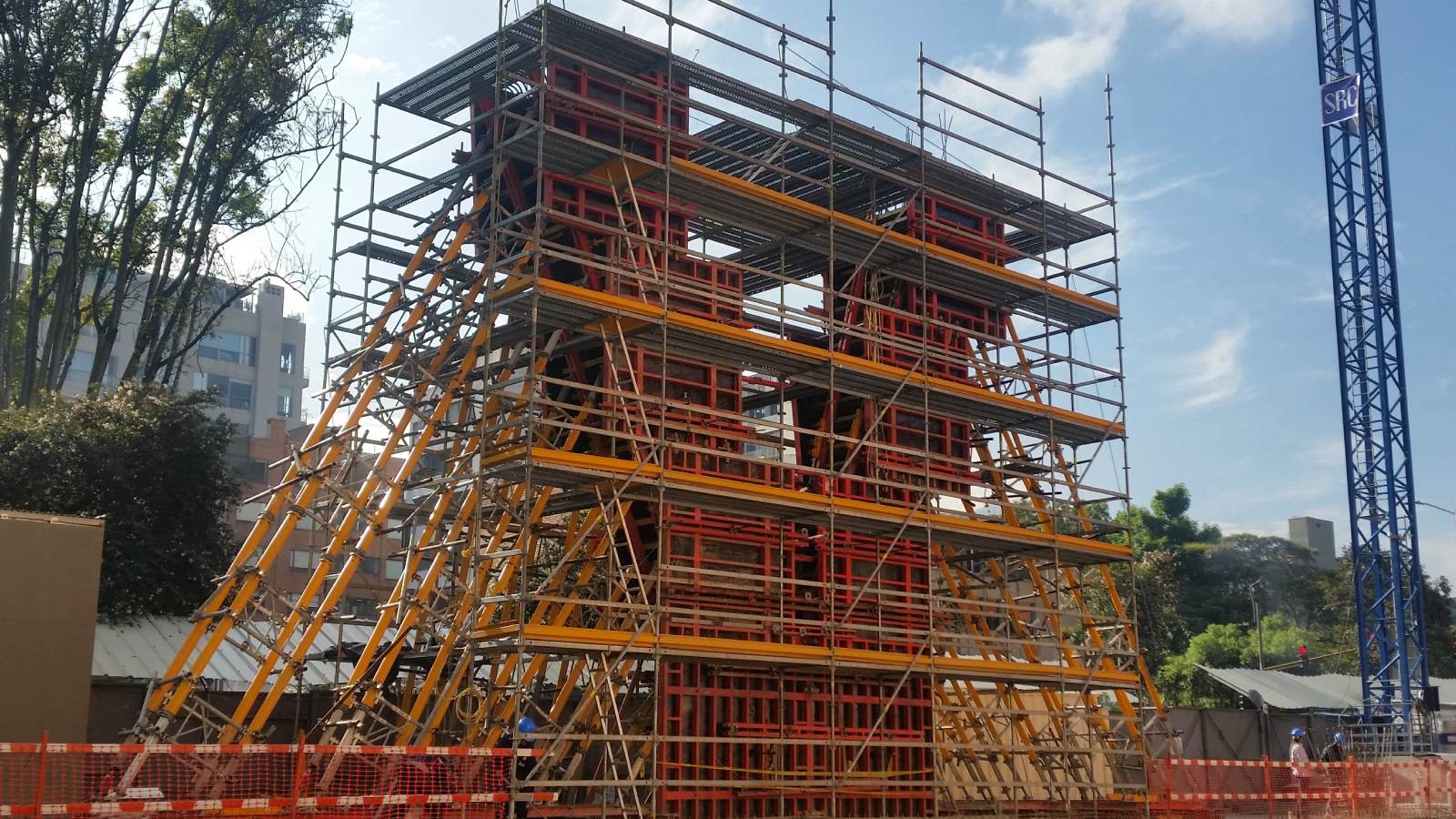 Columna en forma de V de 10.5m de altura formada lateralmente con el versátil sistema de encofrado TRIO, e internamente con encofrado VARIO GT-24 y soportada con VARIOKIT y sistema de alta capacidad de carga MULTIPROP. Para la colocación del concreto y el fácil armado del encofrado se empleó andamio PERI UP.