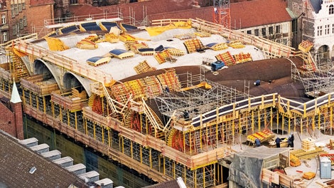 Complex shapes, architectural concrete surface requirements – with economically feasible prefabricated formwork units.