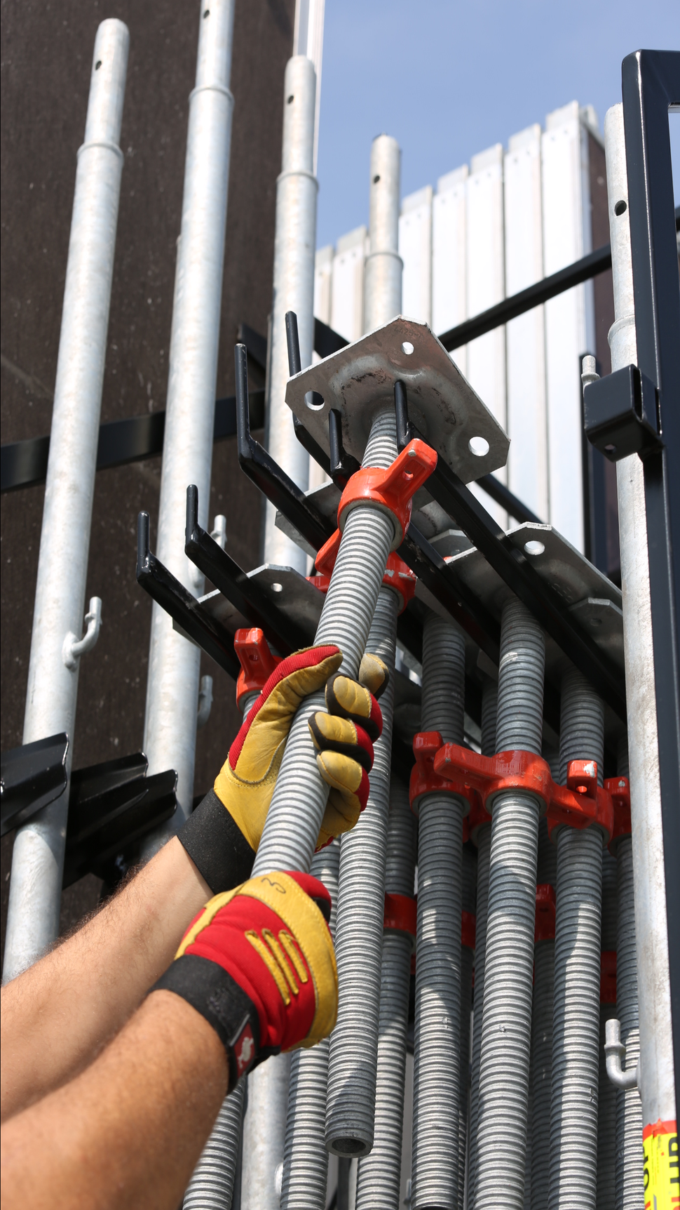 分类储存材料节省了大量寻找材料的时间，例如柱底螺杆-每个组件都有相应的存储空间。<br/>