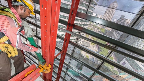 Limited crane capacity is very often the limiting factor in constructing high-rise buildings. Through the use of the mobile self-climbing devices, with which the RCS Climbing Protection Panel was lifted to the next floor without the use of a crane, meant the required crane time at the Four Seasons Hotel could be minimized.<br/>