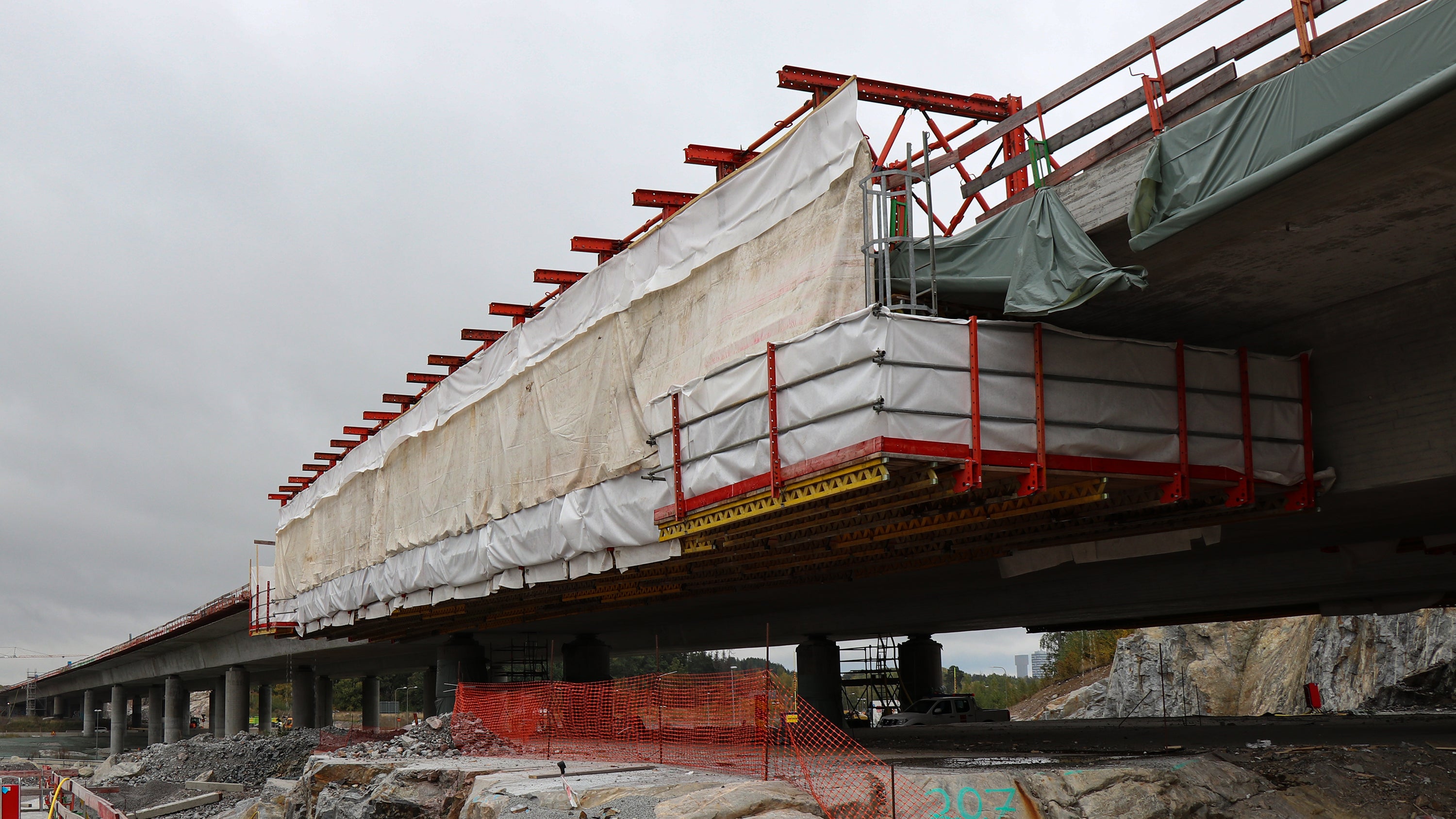 Rullbar form användes överallt där det var möjligt att rulla fram formen. På några balkar över järnväg och där det var trånga passager användes ett konsolsystem