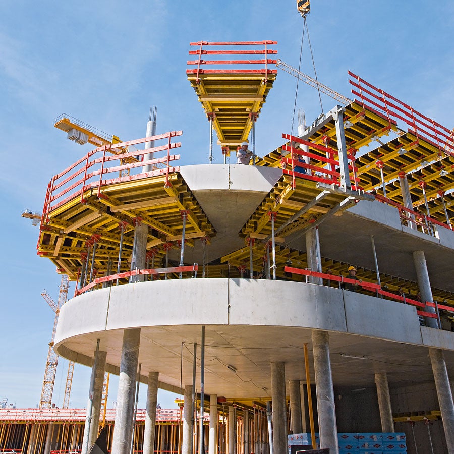 Para a formação rápida e segura das lajes de piso curvo, são utilizadas mesas alugáveis modulares e de formato trapezoidal personalizadas com grades de proteção integradas.