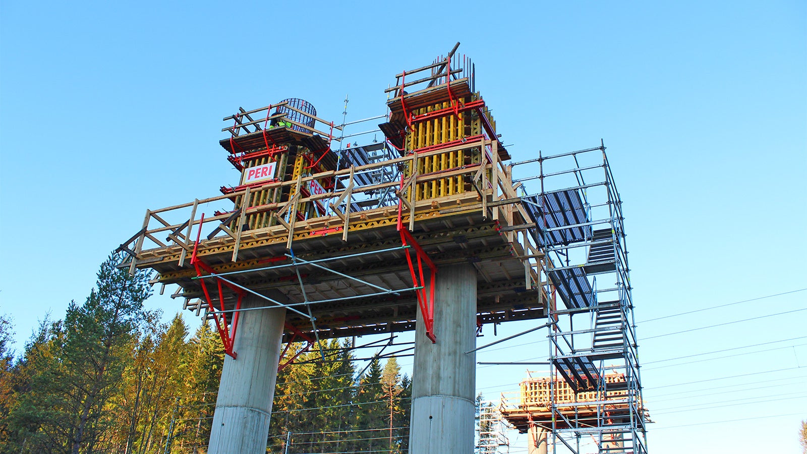 Pilarit valetaan VARIO-järjestelmällä, työtasona toimii CB 240 ja porrastornina PERI UP Flex.